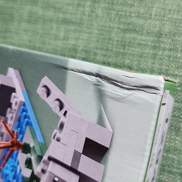 LEGO Minecraft The Wolf Stronghold Building Kit #21261 - Picture 6 of 6